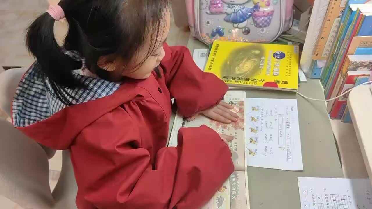 ⁣⁣⁣2025年12月28日学前B班谭诗锜指读古诗书45页《南乡了.秋暮村居》