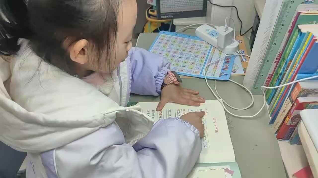 ⁣⁣⁣2025年12月9日学前B班谭诗锜指读拼音书78页