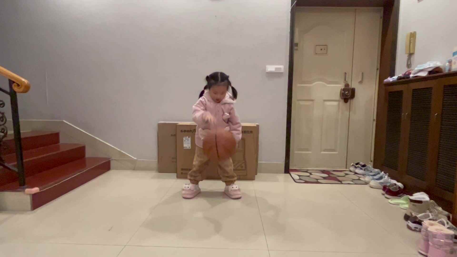 12.18学前A班赵欣奕练习拍篮球