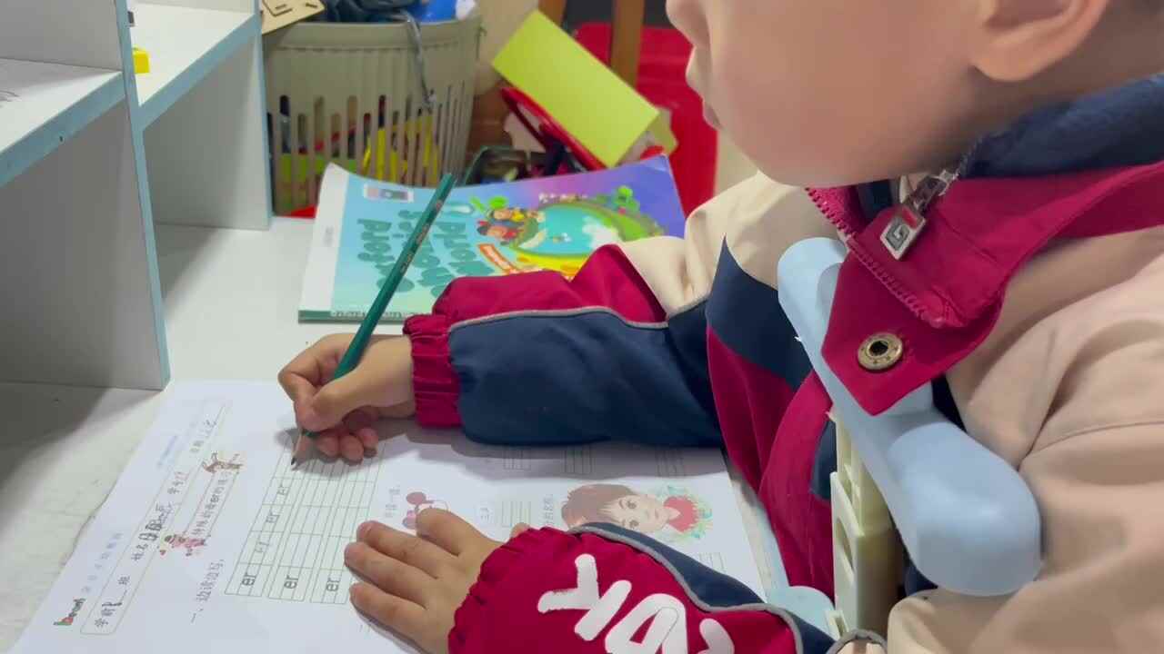 ⁣⁣⁣12.8 学b 田熙辰（完成语文作业单） trim.ED0A0F18-E98A-4F58-8572-F17908DBF318.MOV