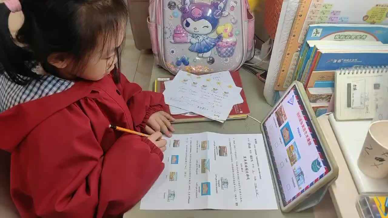 ⁣⁣⁣⁣⁣2025年12月28日学前B班谭诗锜观看英语艺术课堂30页视频《Places听力1》,在听到的单词所对应的图片打✔