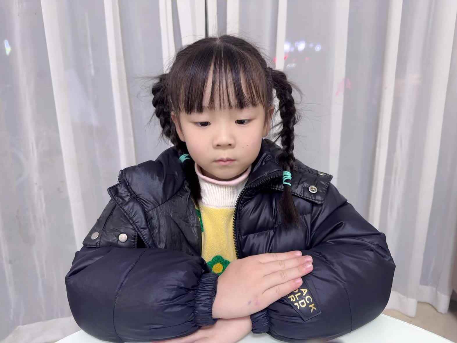 2025年12月2日大A班夏爱林～观看英语视频