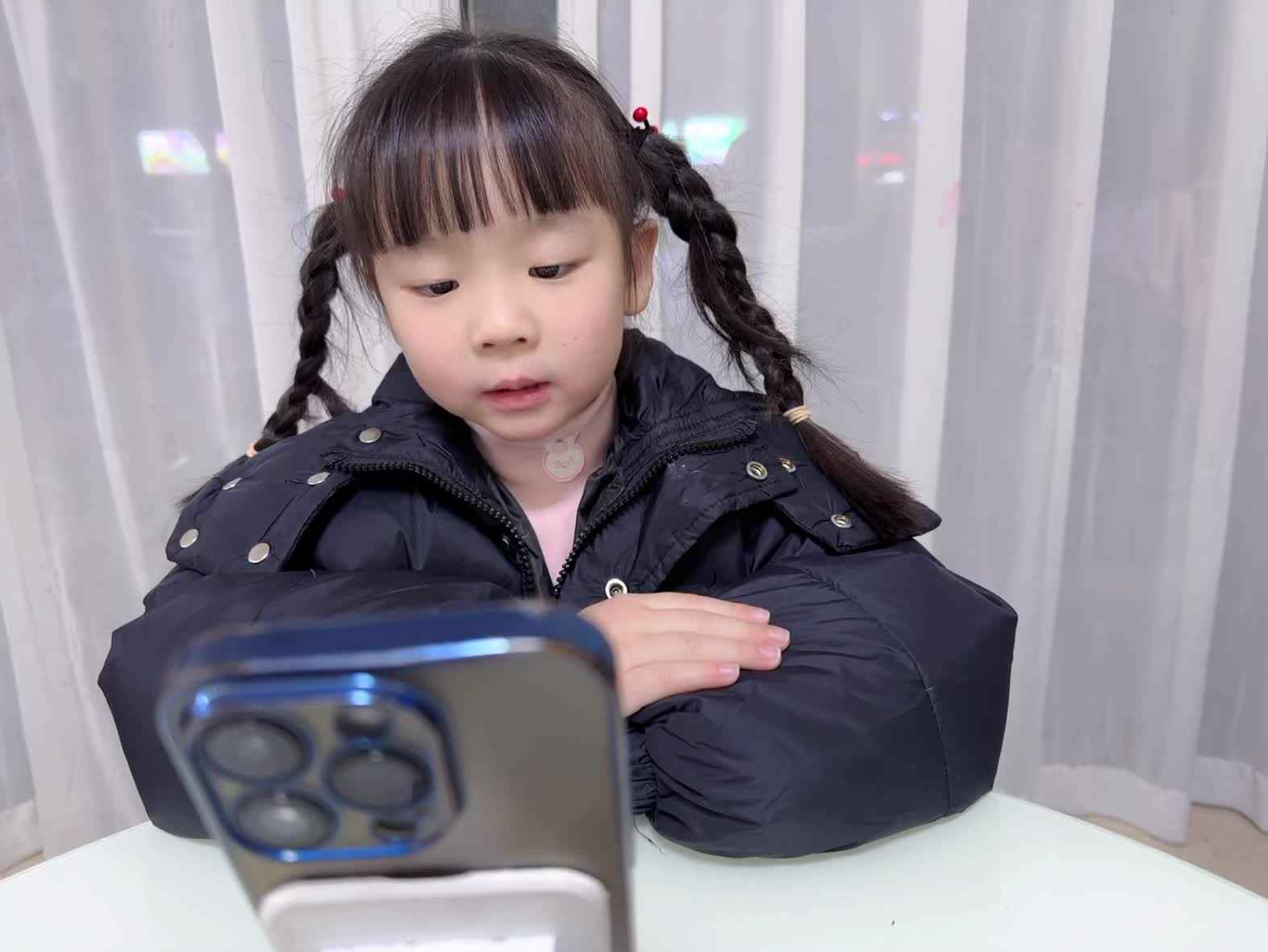 2025年12月5日大A班夏爱林～观看英语视频