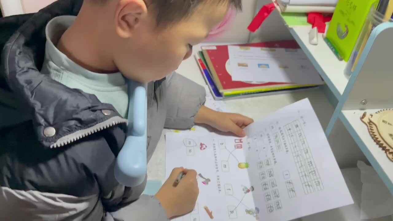 ⁣⁣⁣⁣12.27 学b 田熙辰（完成拼音作业单） trim.482CB255-0894-455C-9362-8712AB891BFD.MOV