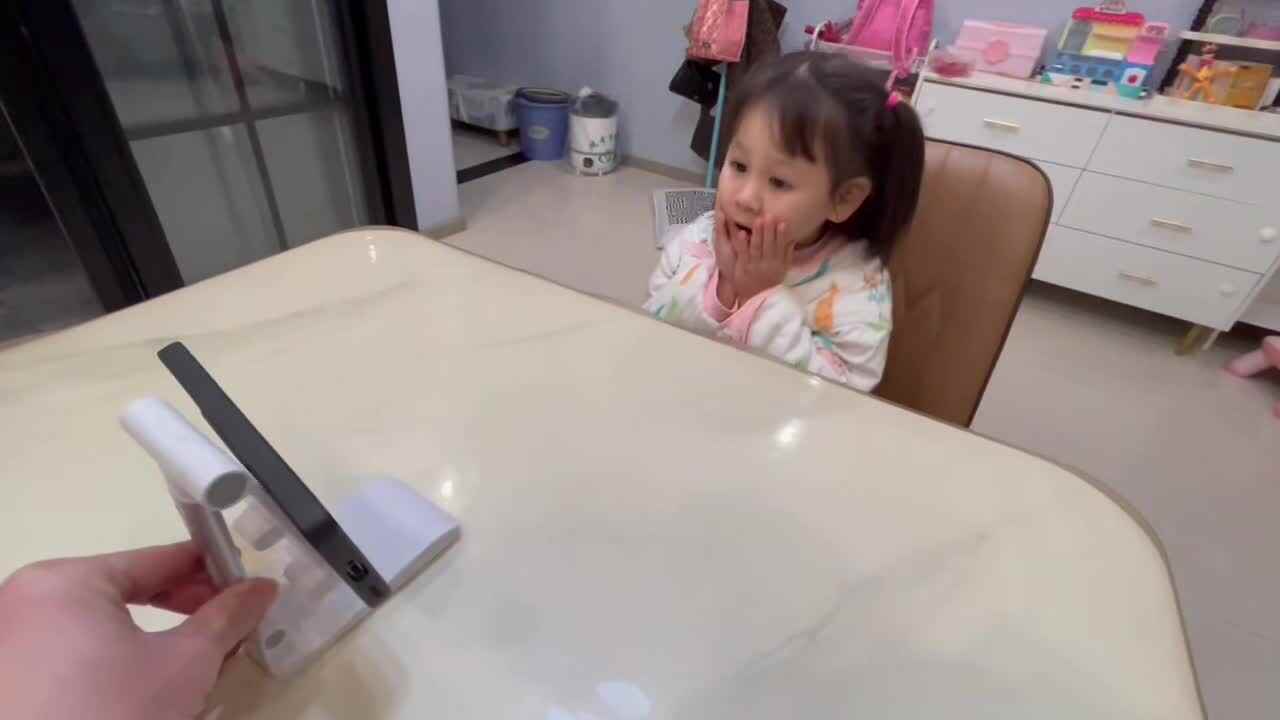 观看、学习手势舞《鳄鱼怕怕牙医怕怕》6004.mov