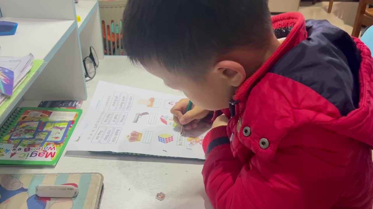 ⁣⁣⁣12.18 学b 田熙辰（完成拼音作业单） trim.E41C63AD-41F6-4FBB-AD3A-2FC74062668B.MOV