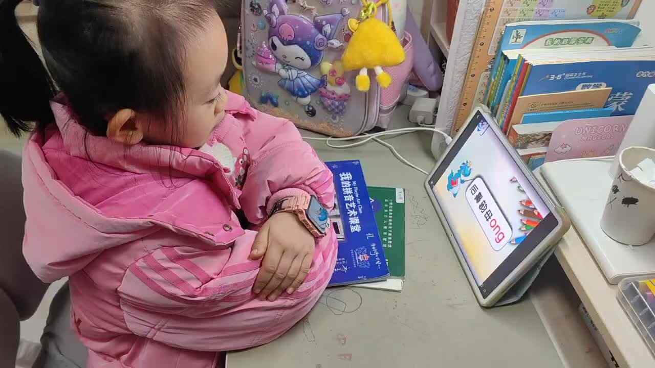 ⁣⁣⁣⁣⁣⁣⁣⁣⁣2025年12月23日学前B班谭诗锜观看拼音艺术课堂73页视频《后鼻韵母ong》