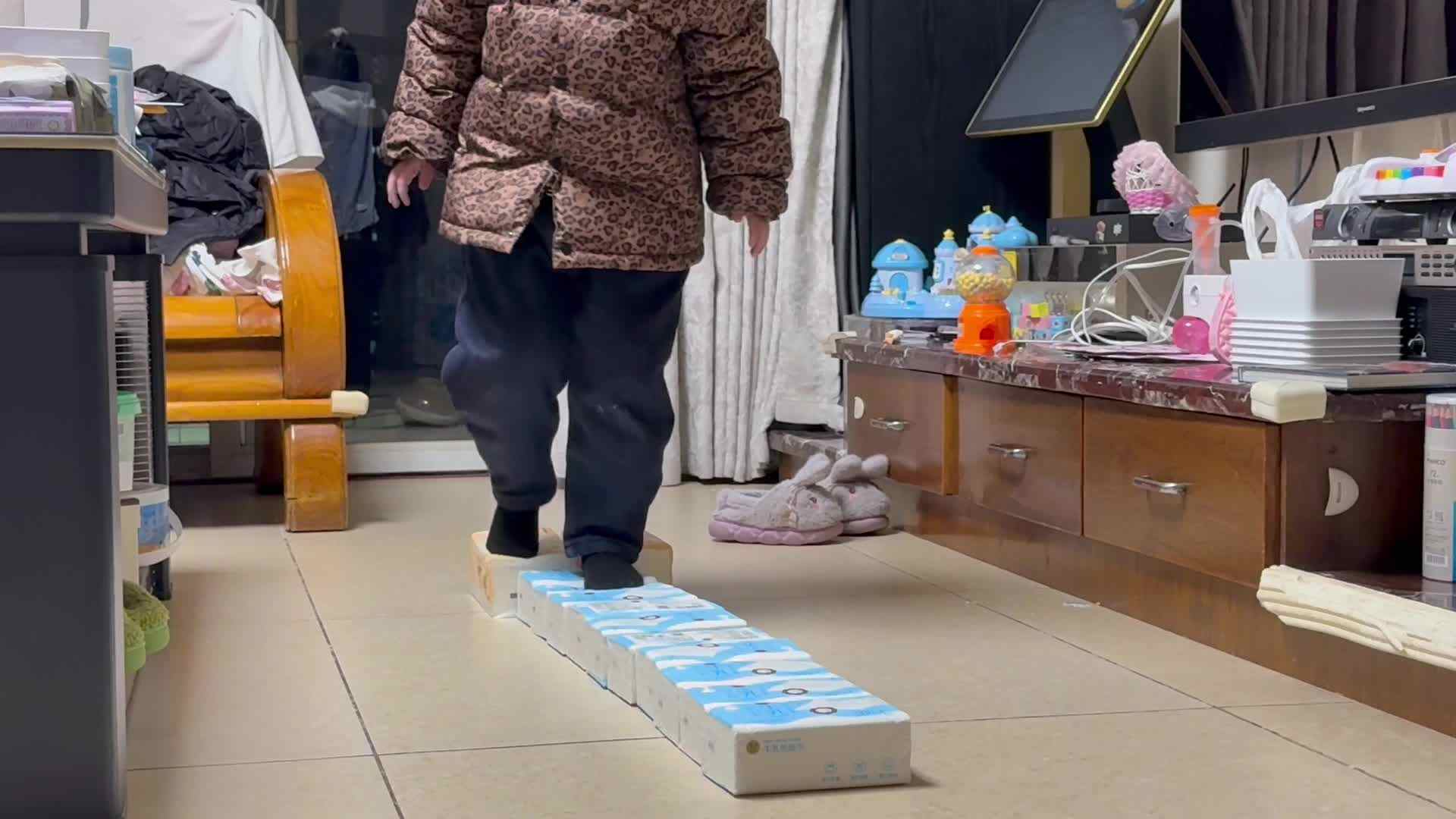 12月23日中A班陈品漪过独木桥