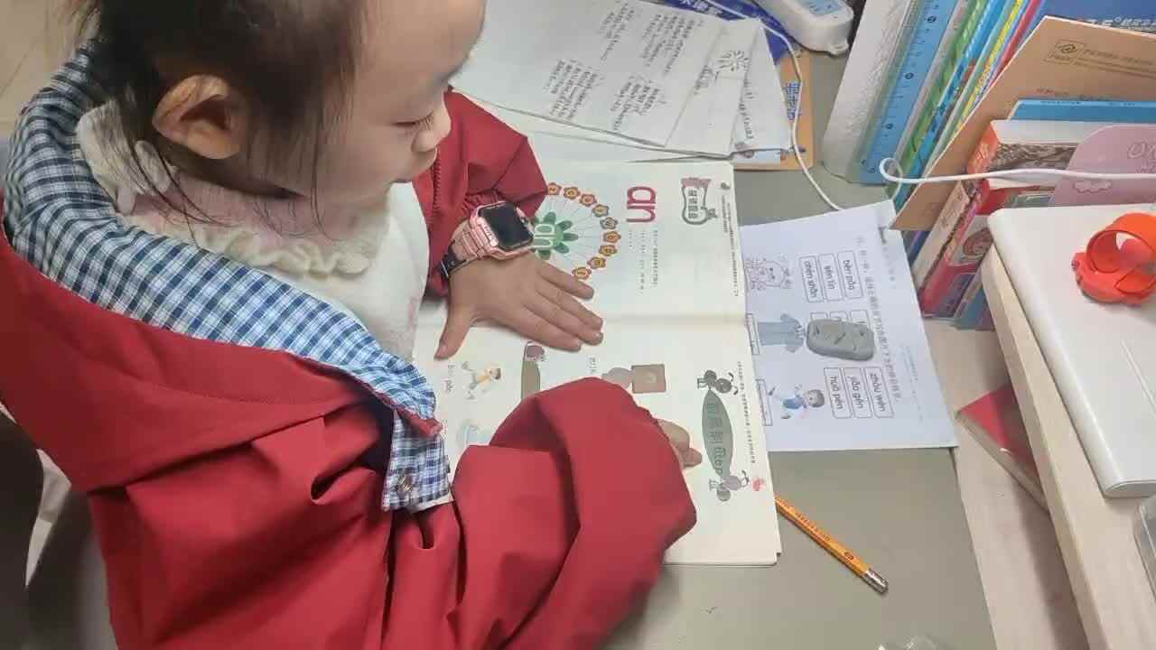 ⁣⁣⁣⁣⁣⁣⁣⁣⁣2025年12月11日学前B班谭诗锜指读拼音书49-51页的内容