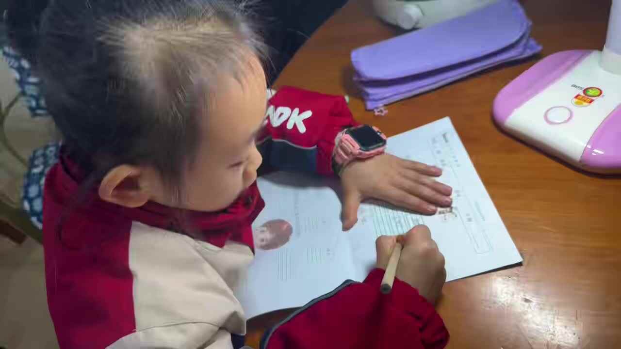 ⁣⁣⁣2025年12月8日学前B班谭诗锜完成拼音练习单《特殊韵母er》