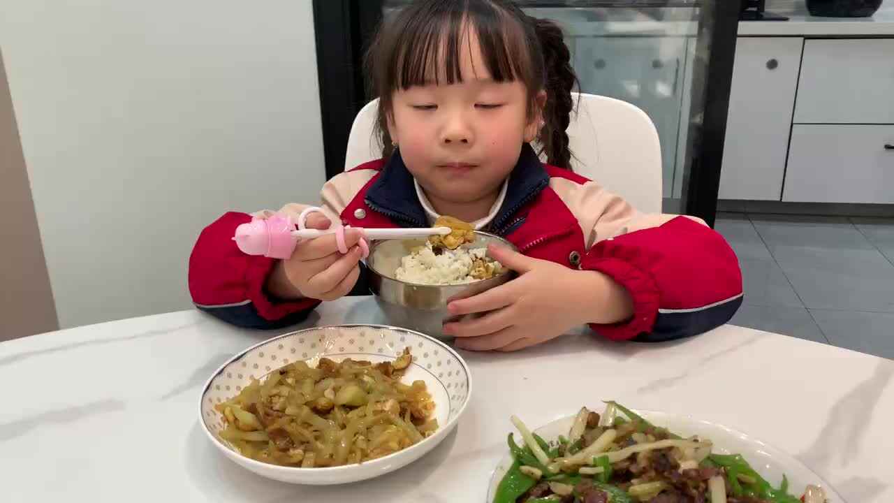 2025年12月22日大A班夏爱林～用筷子吃饭