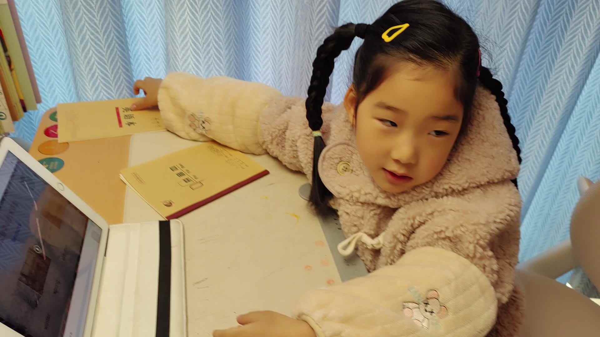 ⁣⁣⁣⁣⁣⁣⁣⁣⁣⁣⁣⁣⁣⁣⁣⁣⁣2025年12月5日学前B班宁汐言观看朗读英语视频Seasons