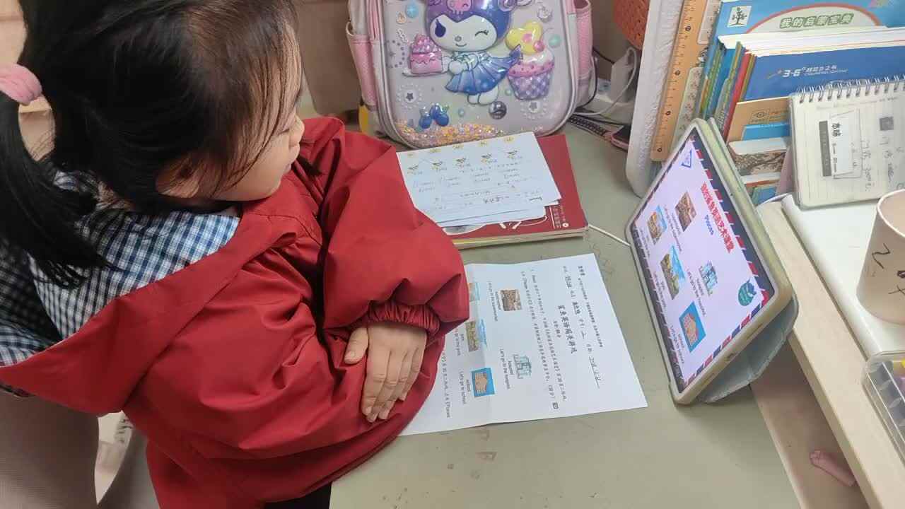 ⁣⁣⁣⁣2025年12月28日学前B班谭诗锜观看英语艺术课堂30页视频《Places朗读示范》