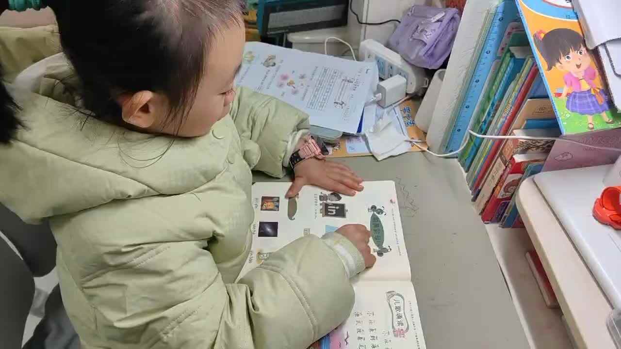 ⁣⁣⁣⁣⁣⁣⁣⁣⁣⁣⁣⁣2025年12月13日学前B班谭诗锜指读拼音书52-55页的内容