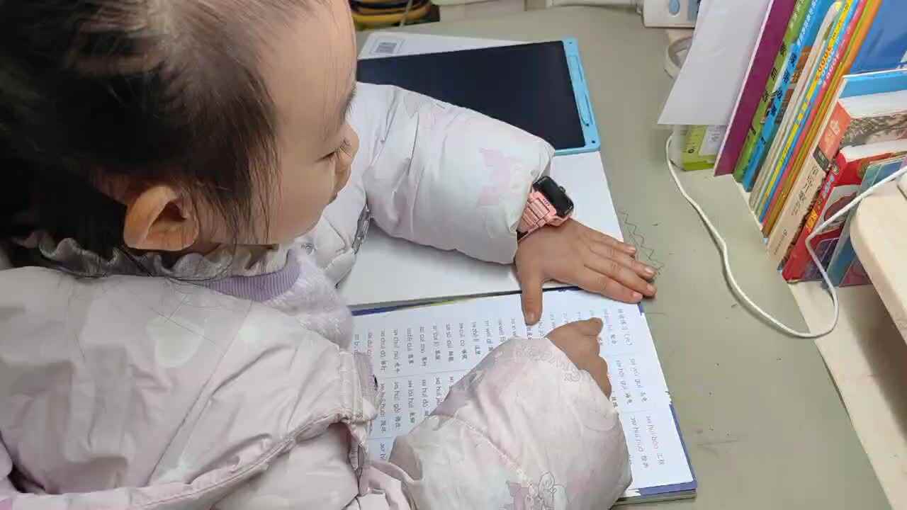 ⁣⁣⁣⁣2025年12月4日学前B班谭诗锜指读拼读练习（六）