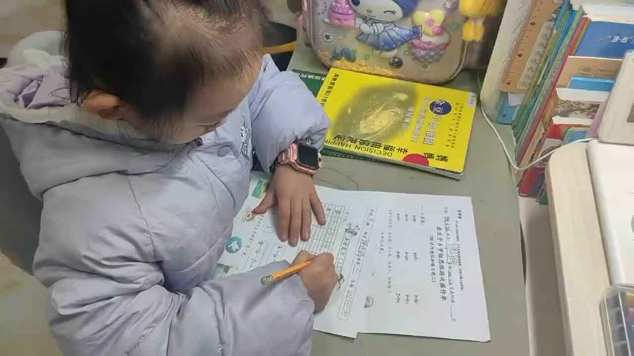 ⁣2025年12月30日学前B班谭诗锜完成拼音作业单《声母复习（三）》的练习