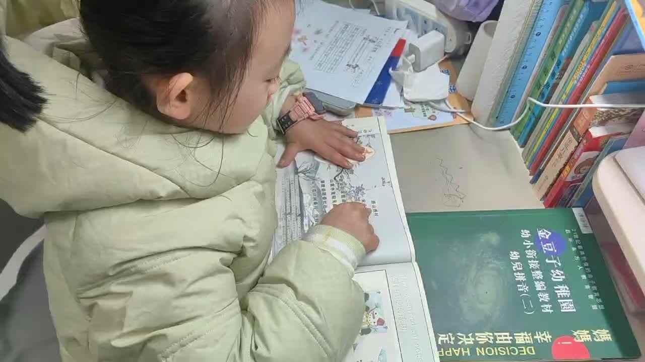 ⁣⁣⁣⁣⁣⁣⁣⁣⁣⁣⁣⁣⁣⁣⁣2025年12月13日学前B班谭诗锜指读古诗书41页《游山西村》