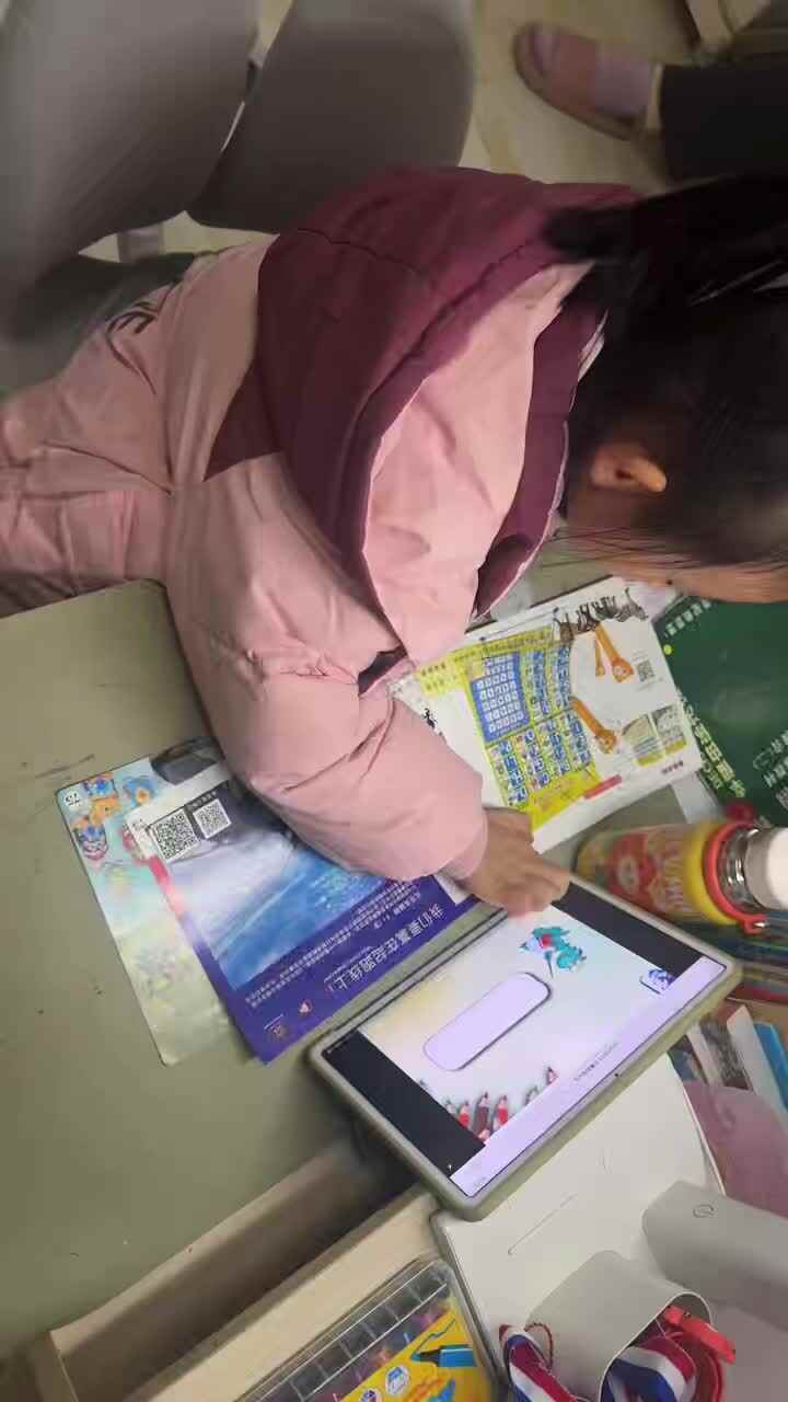 ⁣⁣⁣⁣2025年12月18日学前B班谭诗锜观看拼音艺术课堂73页视频《后鼻韵母ang》