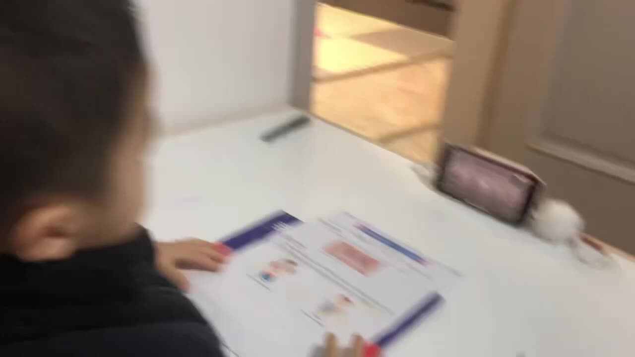 观看视频《My Family朗读示范》并跟读