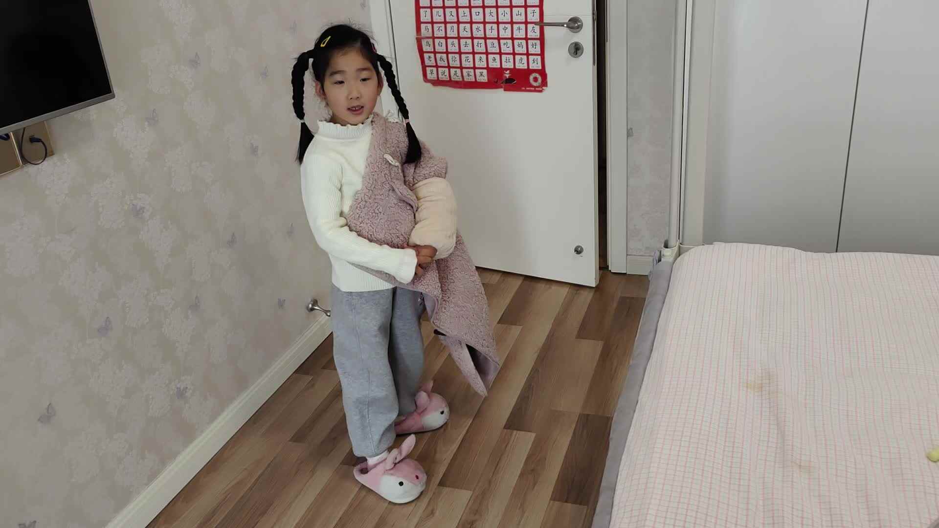 ⁣⁣⁣⁣⁣⁣⁣⁣⁣⁣⁣2025年12月5日学前B班宁汐言生活练习穿脱衣服