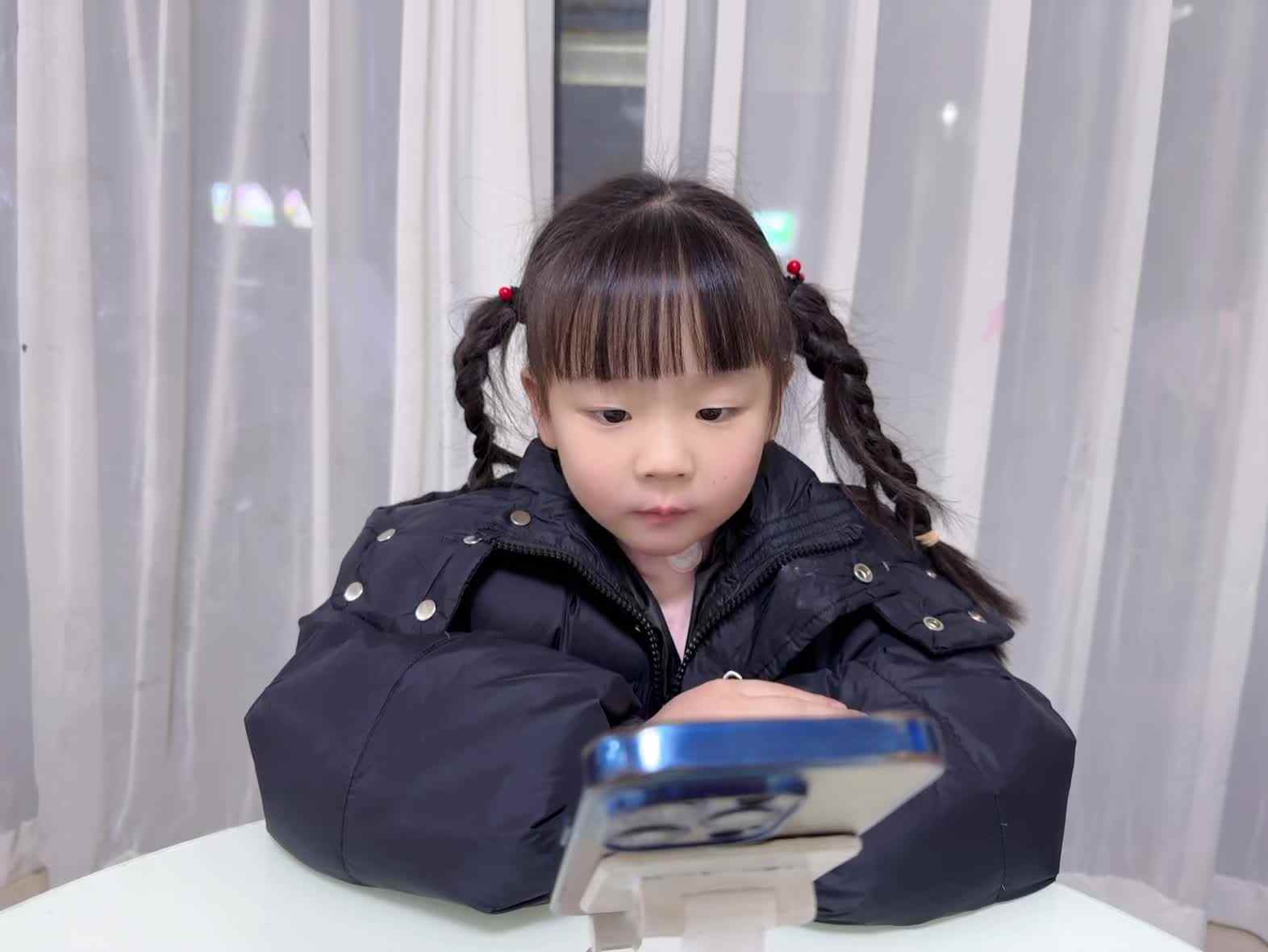 2025年12月5日大A班夏爱林～观看英语视频