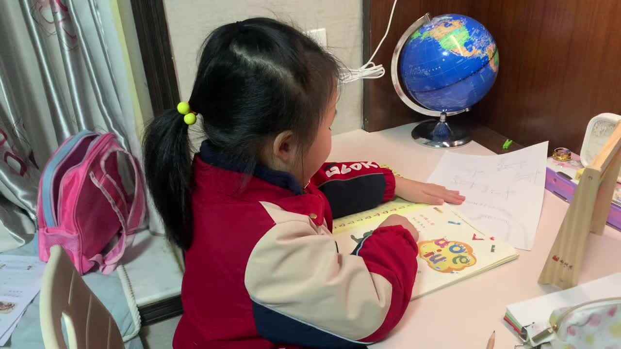 12.25学前A班赵欣奕指读拼音书