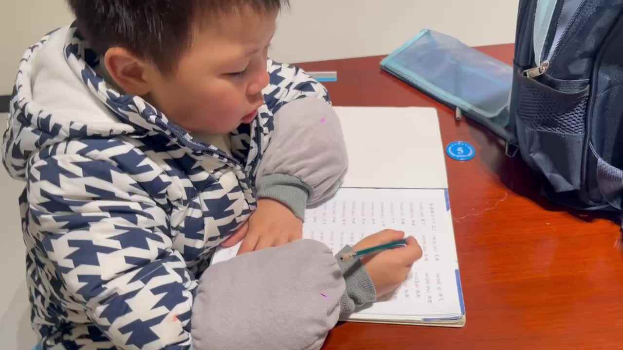 ⁣⁣⁣1.23 学b 田熙辰（指读拼音） trim.EAC27C9D-0775-4EA1-9FD0-1E487A17C4DA.MOV