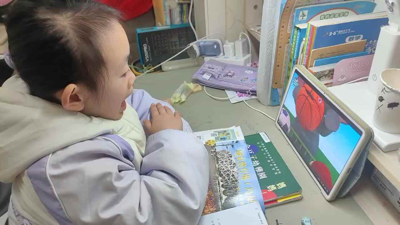 ⁣⁣⁣⁣2026年1月9日学前B班谭诗锜观看鲨鱼英语41页视频《Sports ball song球类运动歌》