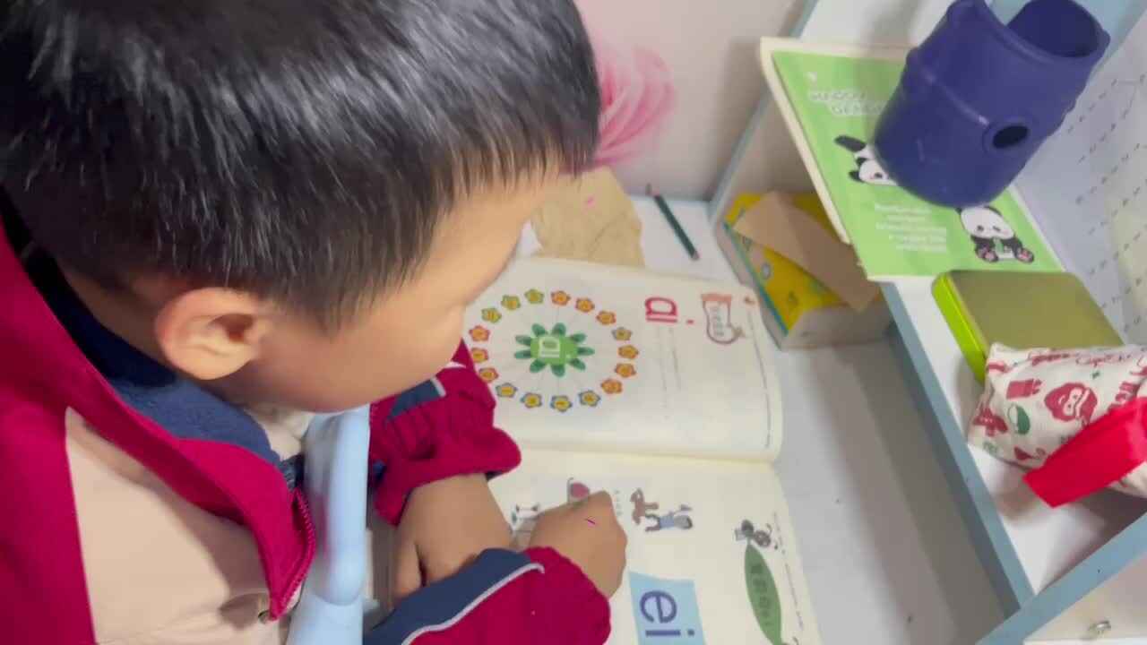 1.12 学b 田熙辰（复习拼音） trim.E359695E-5CE9-49B4-BEA4-C5AEBDAD0E32.MOV