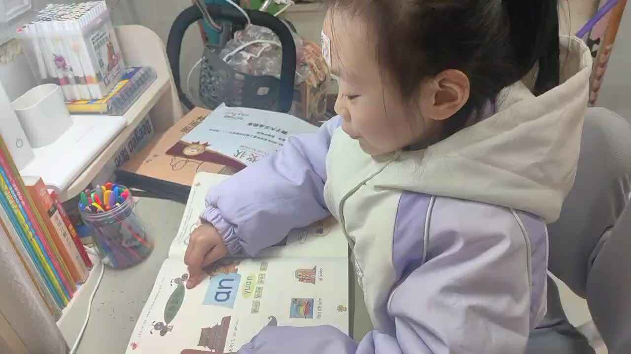 ⁣⁣⁣2026年1月19日学前B班谭诗锜指读拼音书（二）44-55页