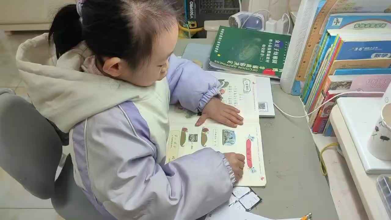 ⁣2026年1月9日学前B班谭诗锜指读拼音书（一）63-69页的内容