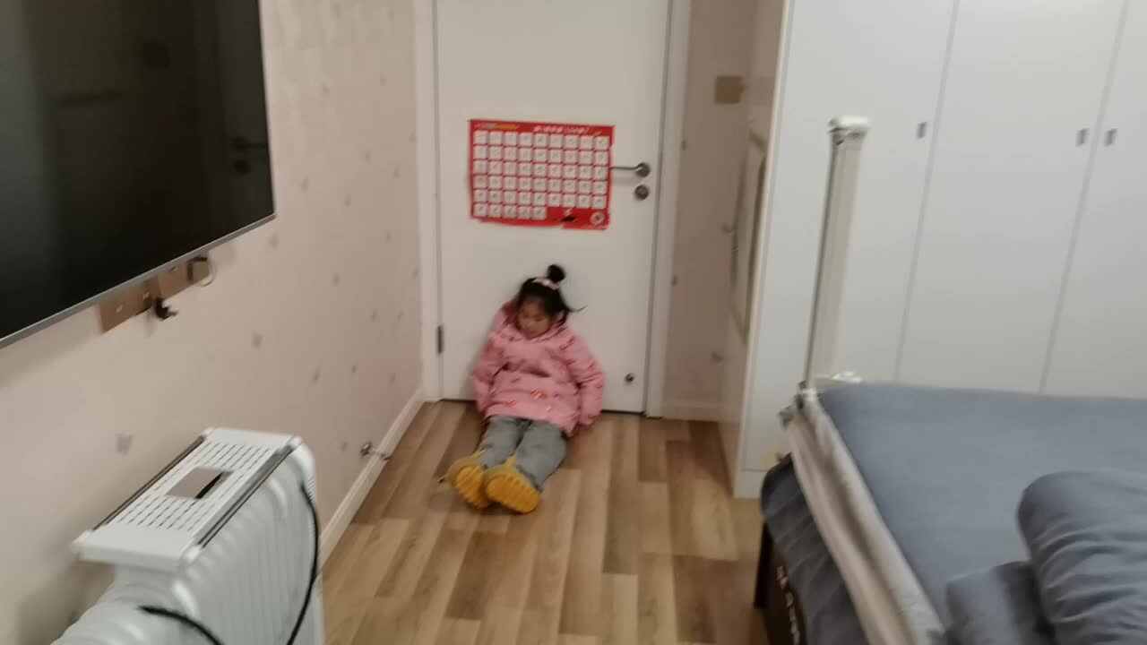 VID_20260128_ 学前B班宁汐言完成体能练习青蛙跳。