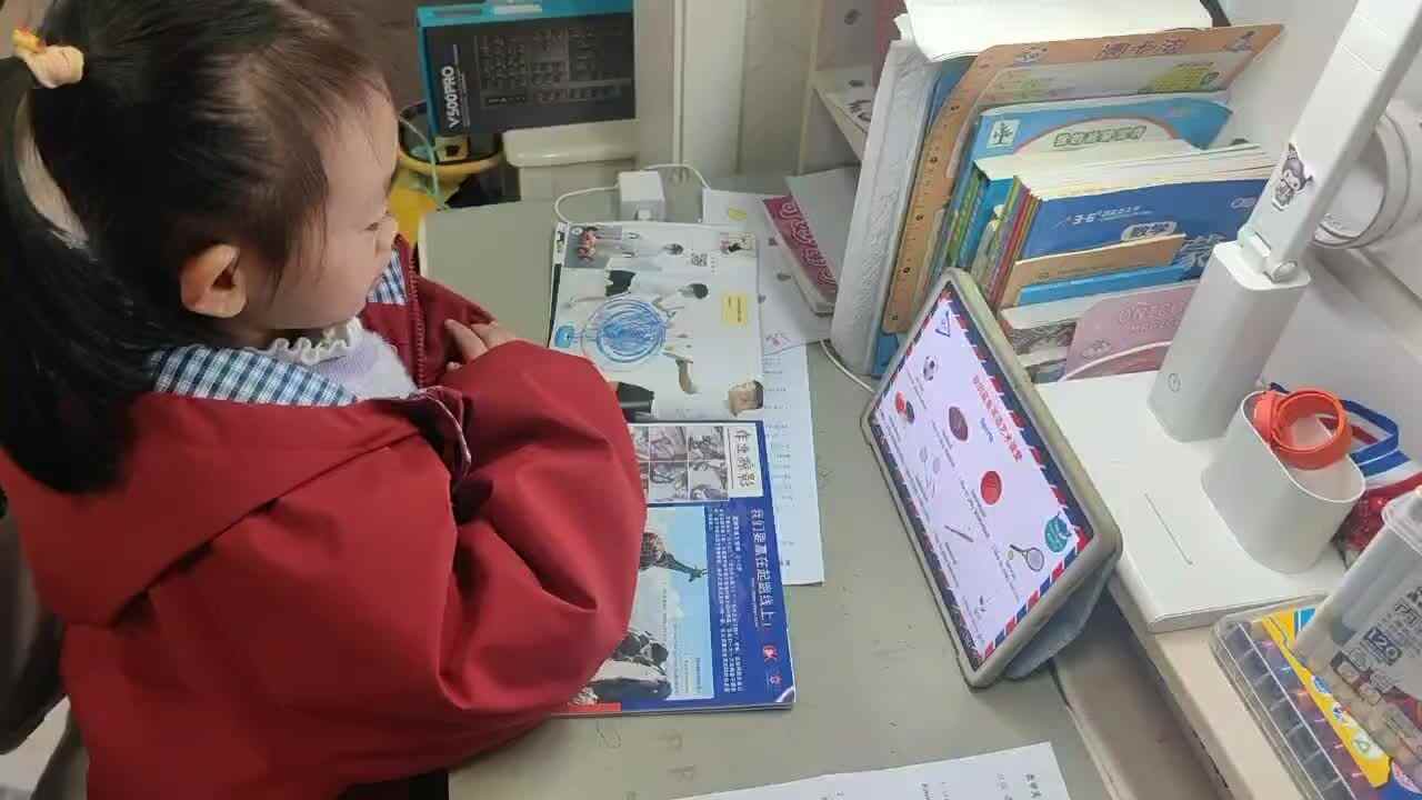 ⁣⁣⁣2026年1月14日学前B班谭诗锜观看鲨鱼英语艺术课堂39页视频《sports朗读示范》