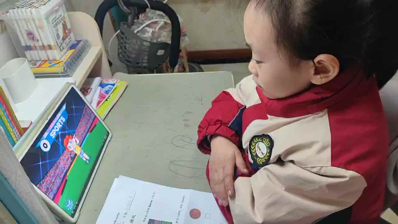 ⁣2026年1月21日学前B班谭诗锜观看鲨鱼英语39页视频《Sports》