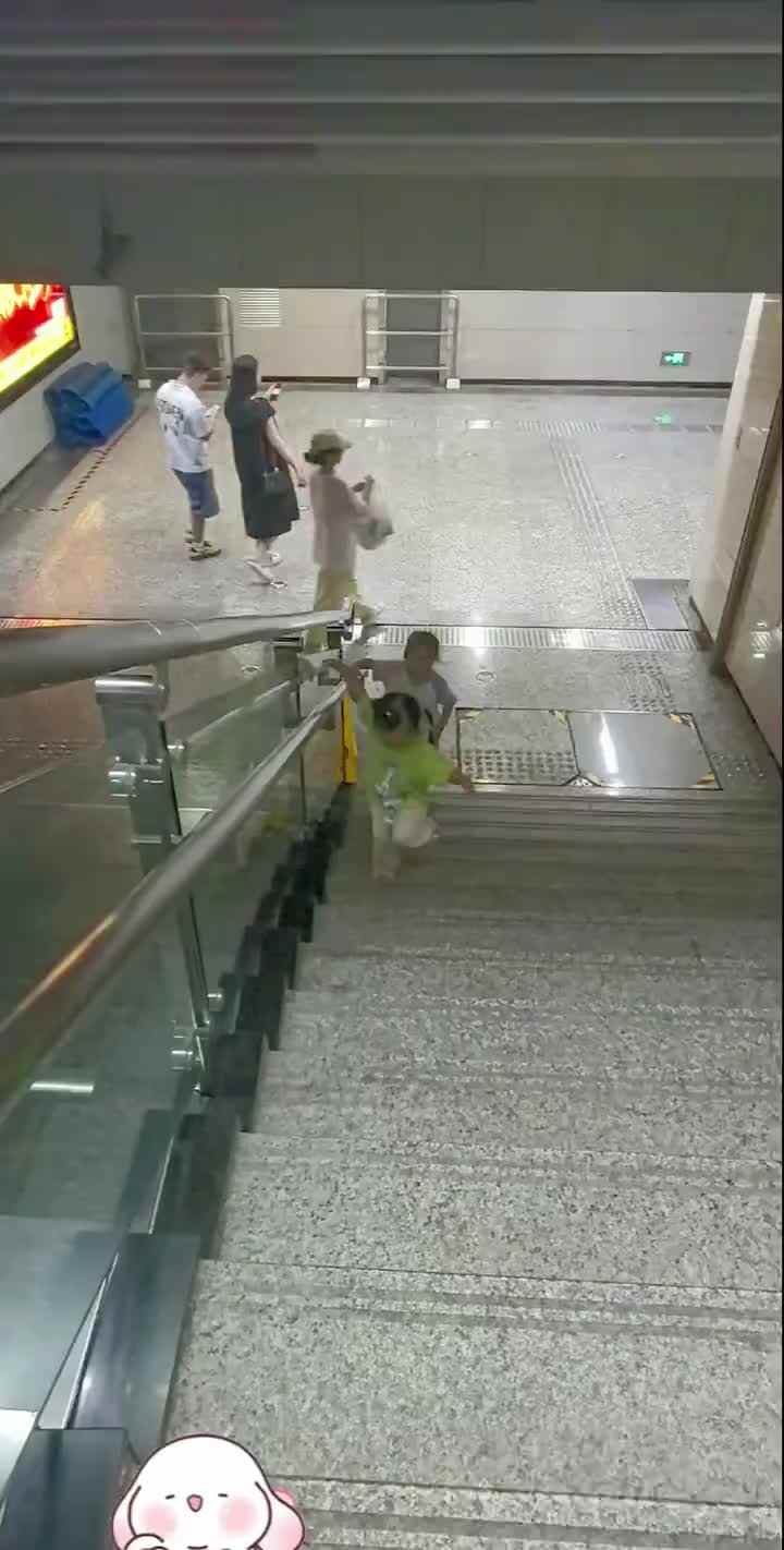 《上下楼梯安全》