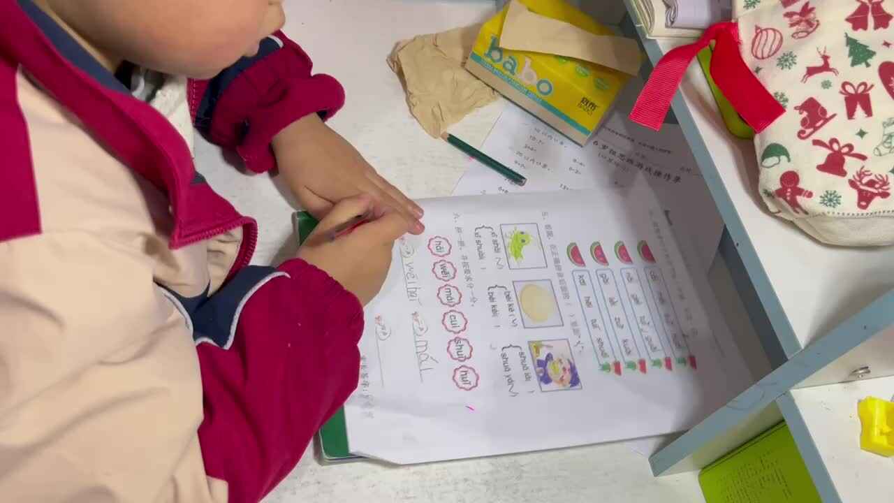 ⁣⁣1.12 学b 田熙辰（完成拼音作业单） trim.FD195C12-31F5-446E-96EF-31CD80D7D11C.MOV