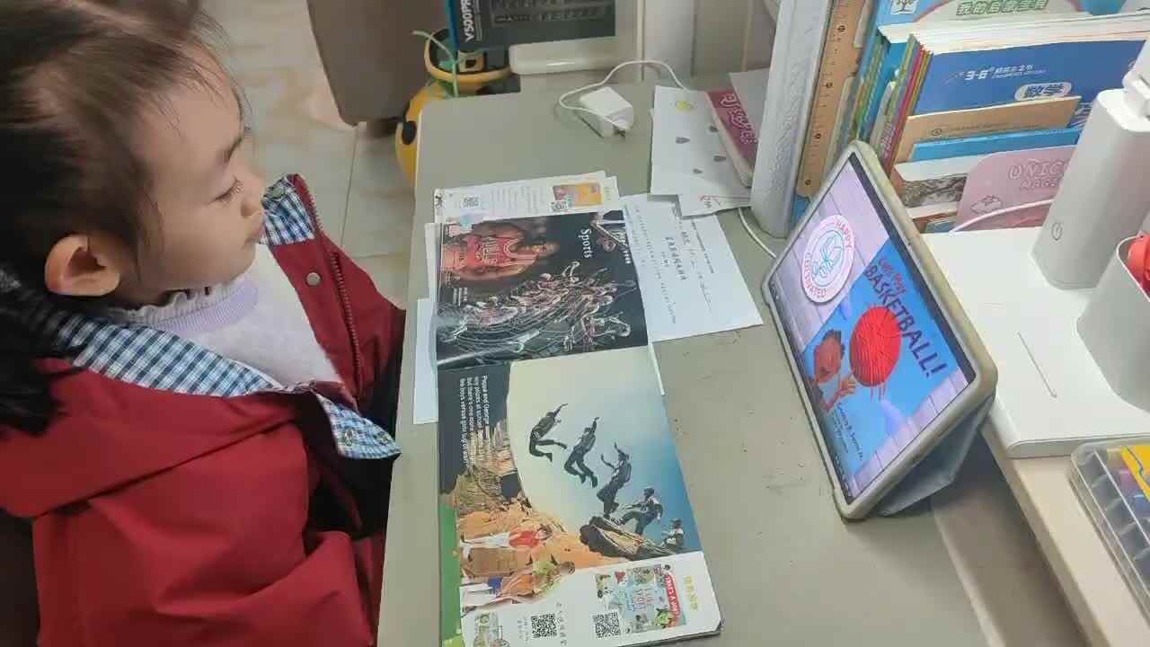 ⁣2026年1月14日学前B班谭诗锜观看鲨鱼英语艺术课堂36页视频《Let's play basketball我们一起打篮球吧》