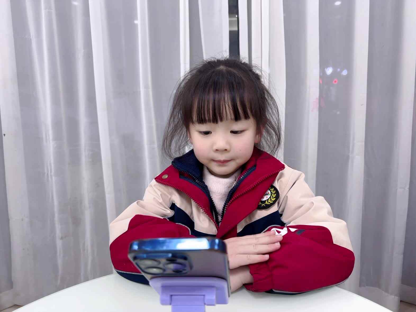 2025年12月23日大A班夏爱林～观看英语视频