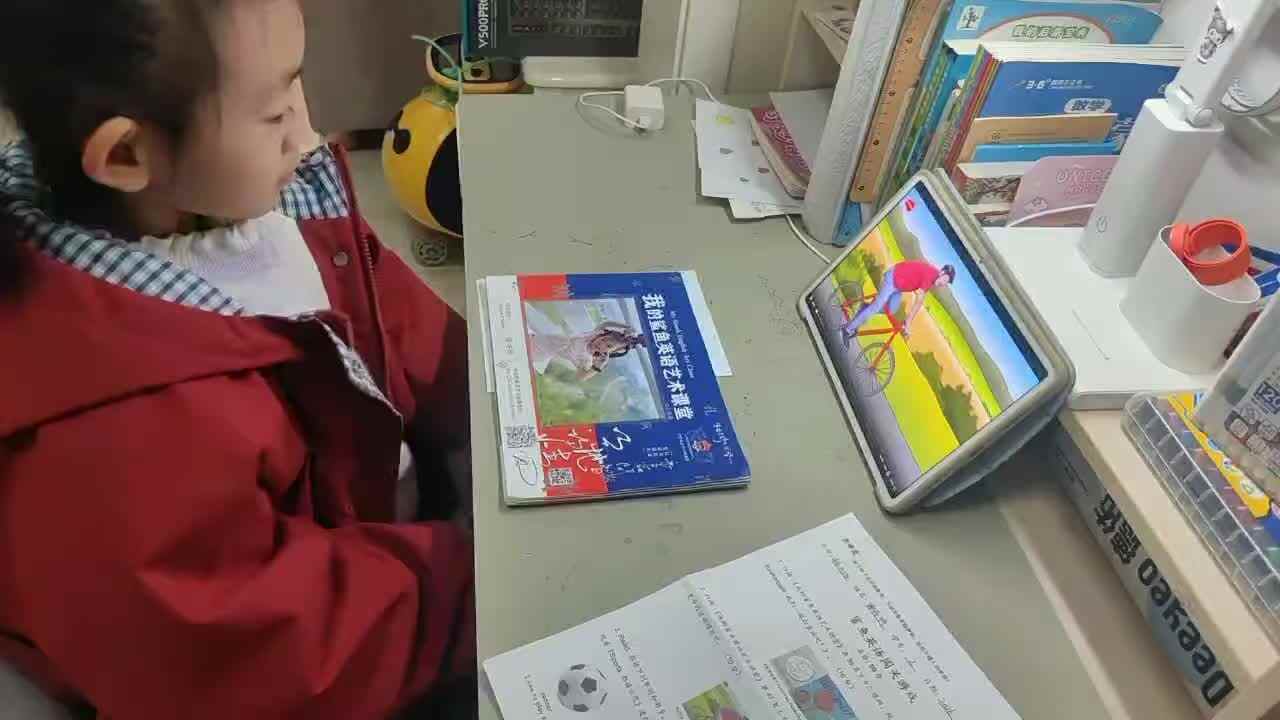 ⁣⁣2026年1月14日学前B班谭诗锜观看鲨鱼英语艺术课堂41页视频《sports》