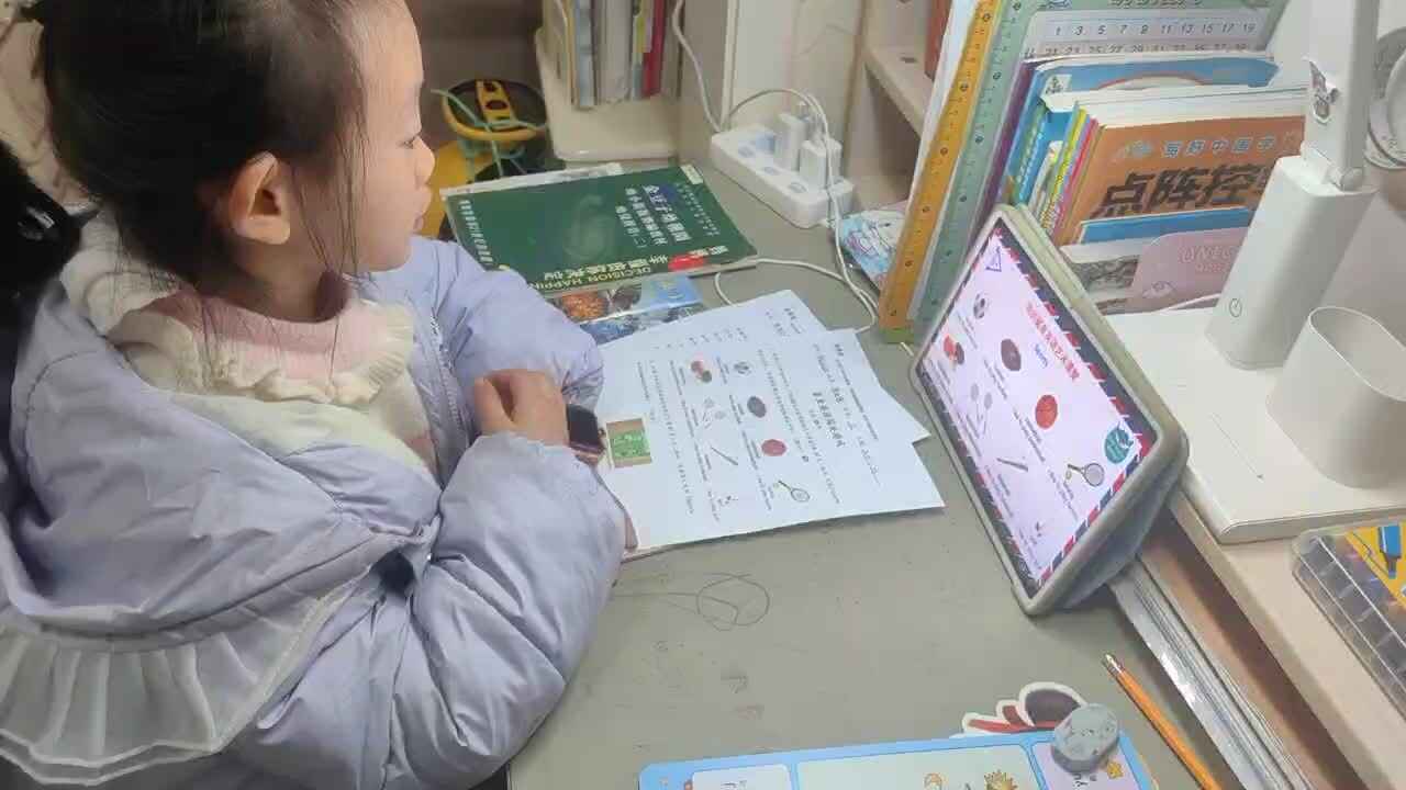 w2026年1月23日学前B班谭诗锜观看鲨鱼英语39页视频《Sports朗读示范》