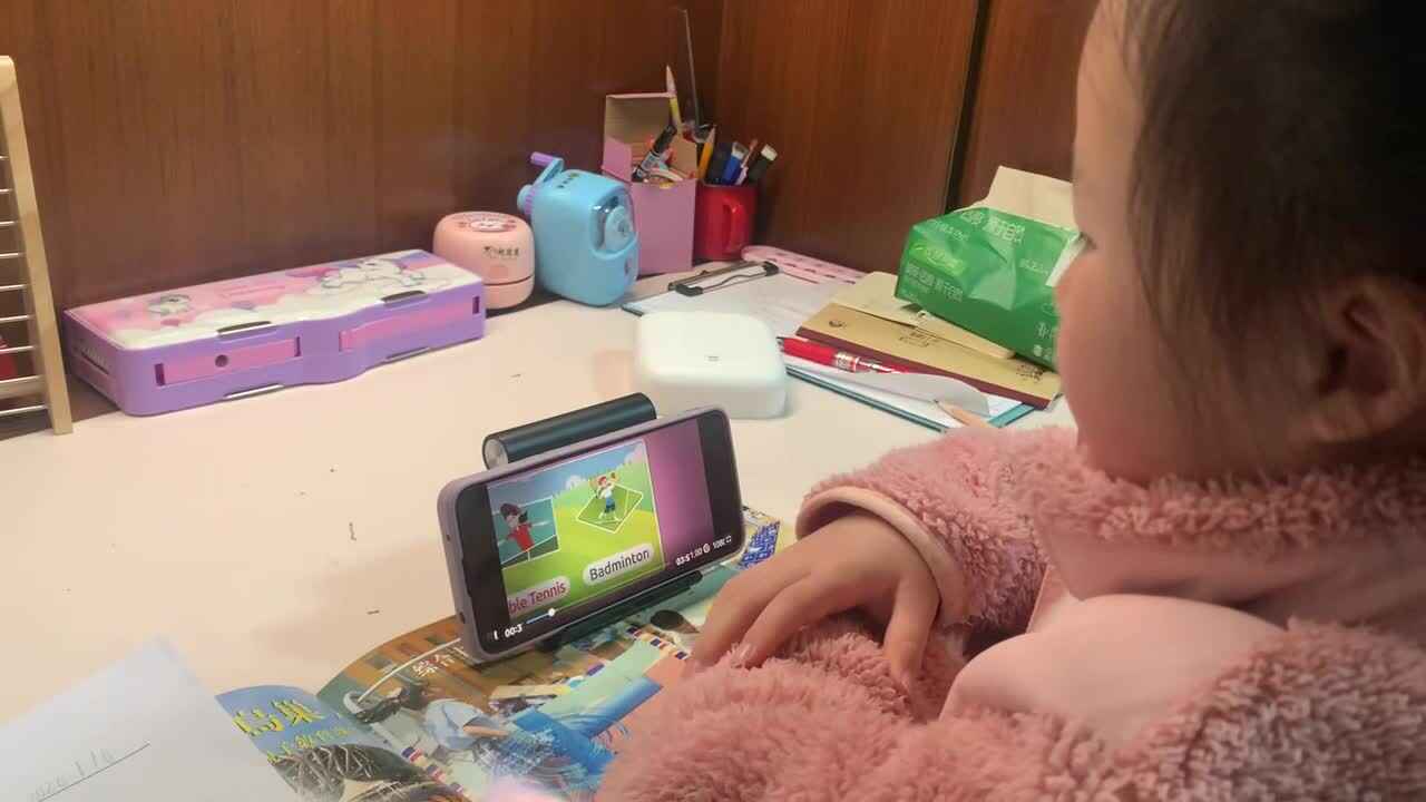 1.16学前A班赵欣奕观看英语学习视频