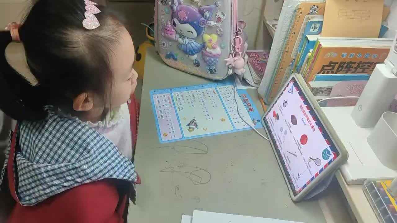 ⁣⁣⁣⁣⁣2026年1月16日学前B班谭诗锜观看鲨鱼英语艺术课堂39页视频《Sports 朗读示范》