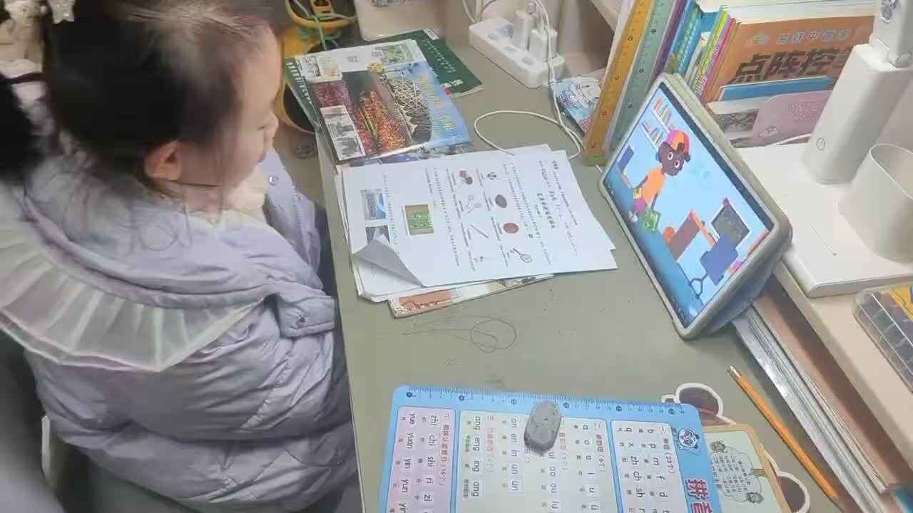 ⁣⁣⁣2026年1月23日学前B班谭诗锜观看鲨鱼英语41页视频《Sports‖_Vocabulary for kids》