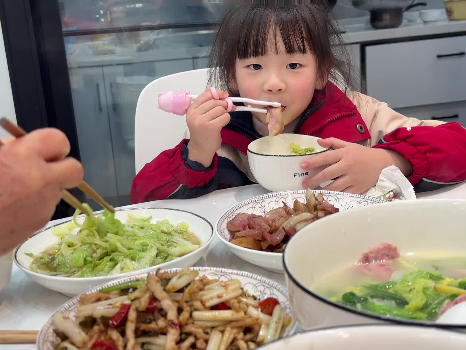 2025年12月23日大A班夏爱林～自主筷子吃饭