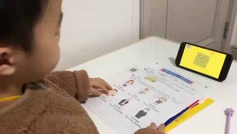 观看视频《Family members&tree家庭》并跟读下列单词及句子