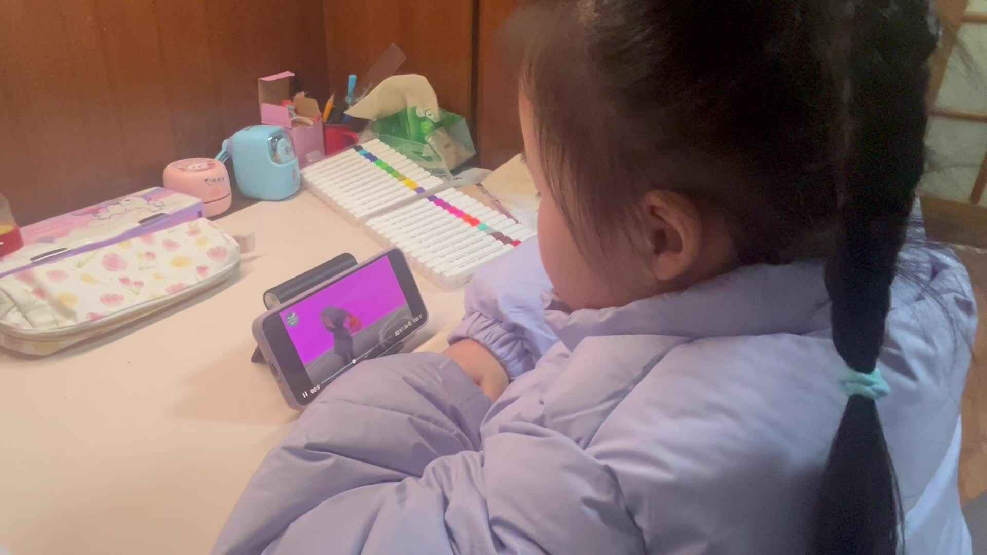 1.9学前A班赵欣奕观看英语儿歌视频