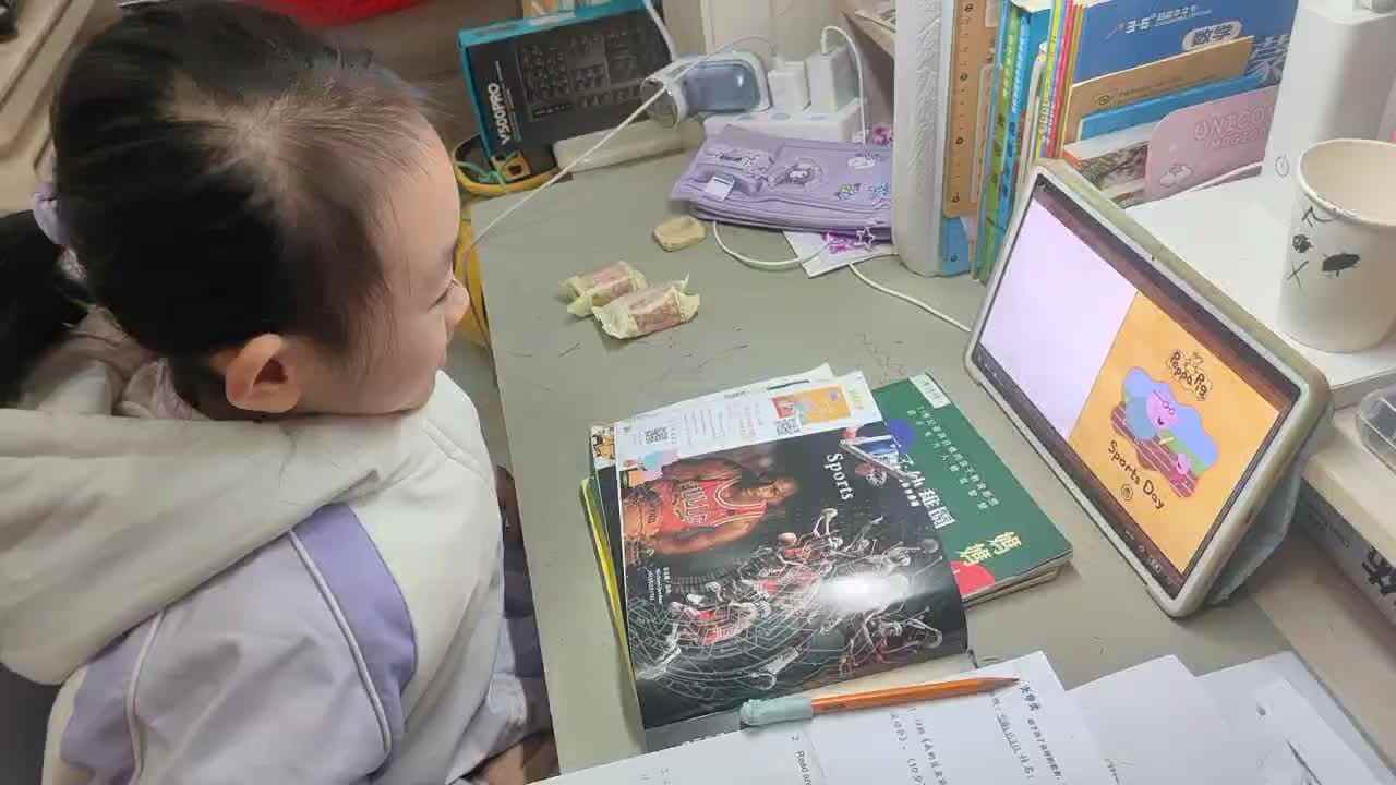 ⁣⁣⁣2026年1月9日学前B班谭诗锜观看鲨鱼英语36页视频《Sports day运动会》