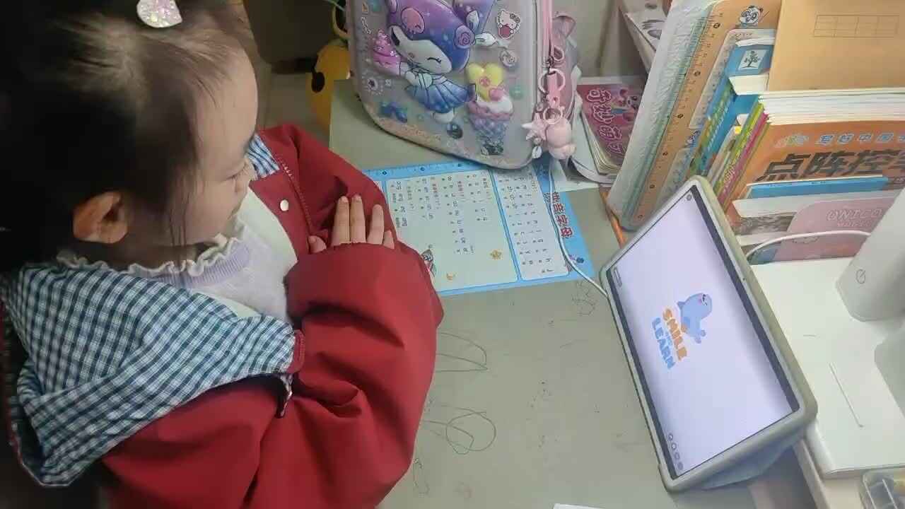 ⁣⁣⁣⁣2026年1月16日学前B班谭诗锜观看鲨鱼英语艺术课堂41页视频《Sports 1vocabulary for kids》