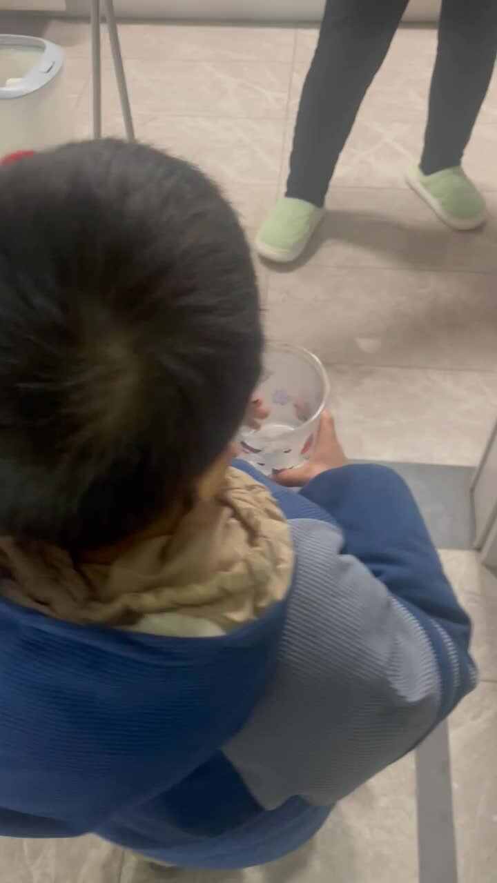 礼仪练习（递接物品）