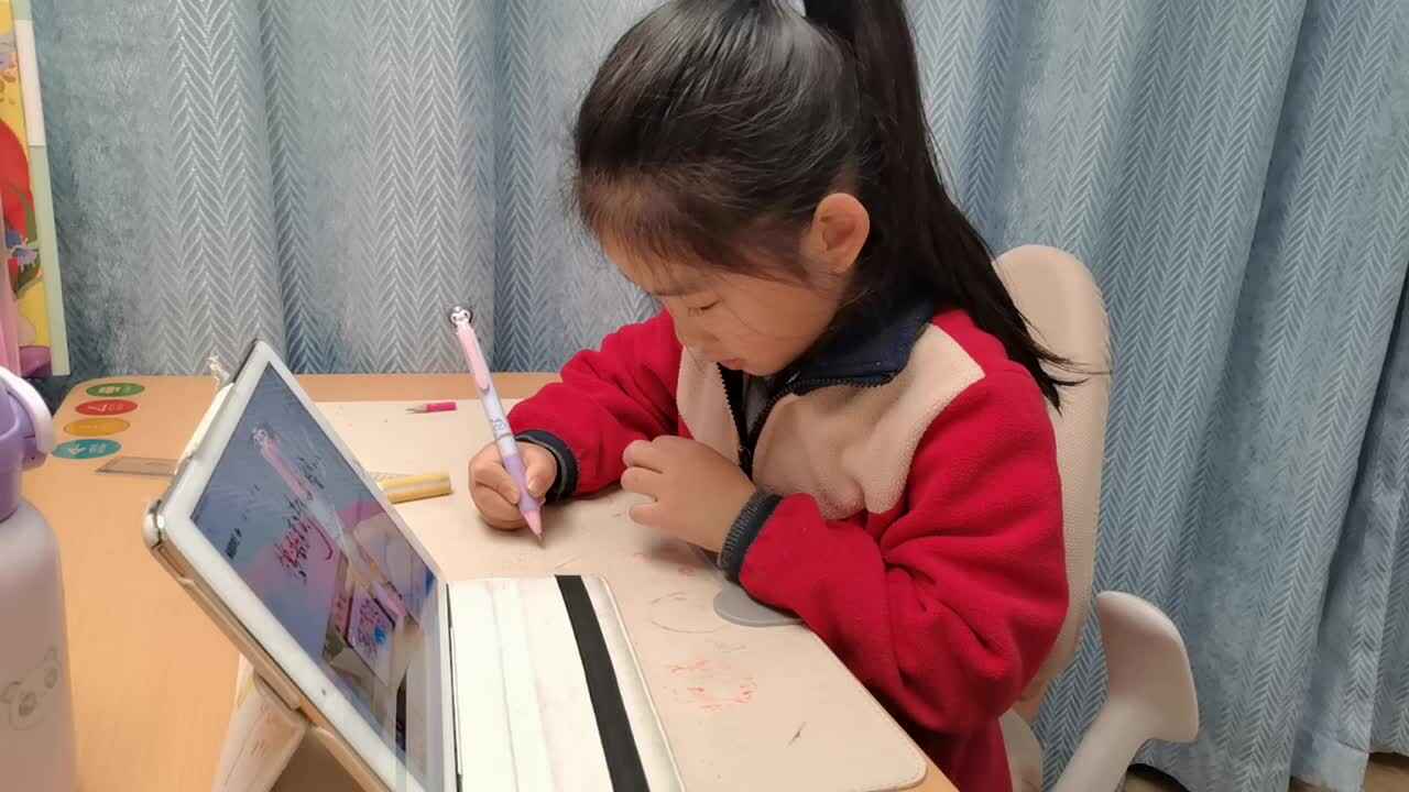 VID_20260320_200752.mp4学前B班宁汐言观看英文儿歌。